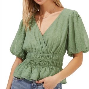 NWOT Green ASTR Puff Sleeve Blouse, Size L